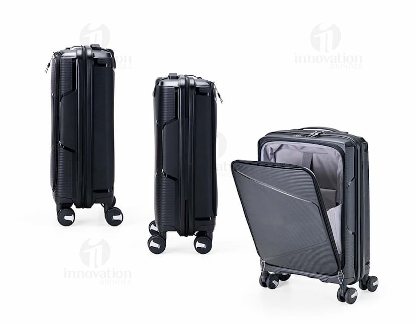 Mala de viagem de 36 litros na cor preta, feita de material resistente e com rodinhas para facilitar o transporte.
