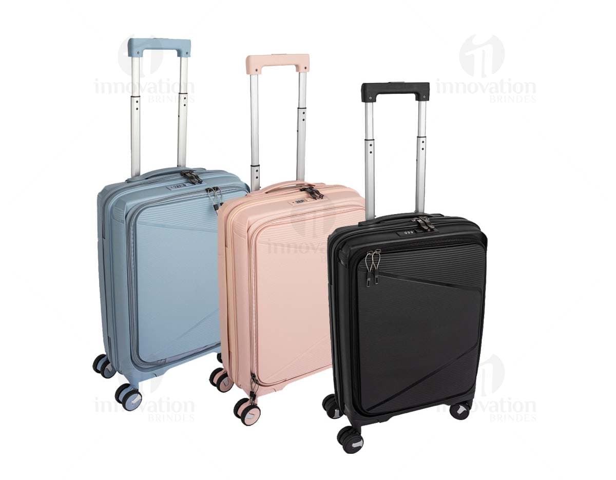 Mala de viagem de 36 litros na cor preta, feita de material resistente e com rodinhas para facilitar o transporte.