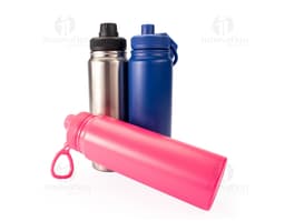 Garrafa térmica com infusor para chá em fundo branco com design moderno e tampa de metal.