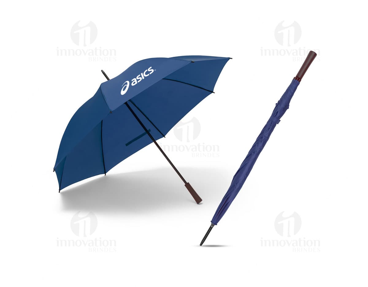 Guarda-chuva em poliéster preto com cabo de madeira e estrutura resistente.