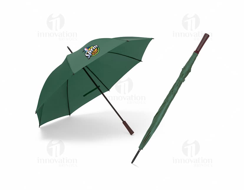 Guarda-chuva em poliéster preto com cabo de madeira e estrutura resistente.