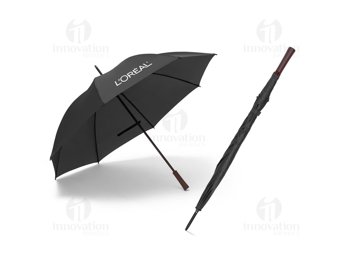 Guarda-chuva em poliéster preto com cabo de madeira e estrutura resistente.