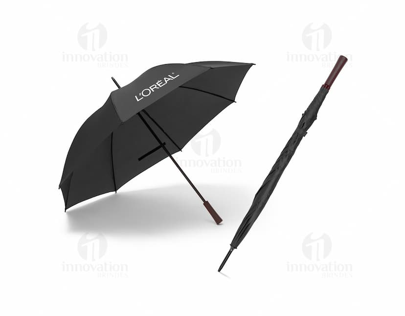 Guarda-chuva em poliéster preto com cabo de madeira e estrutura resistente.