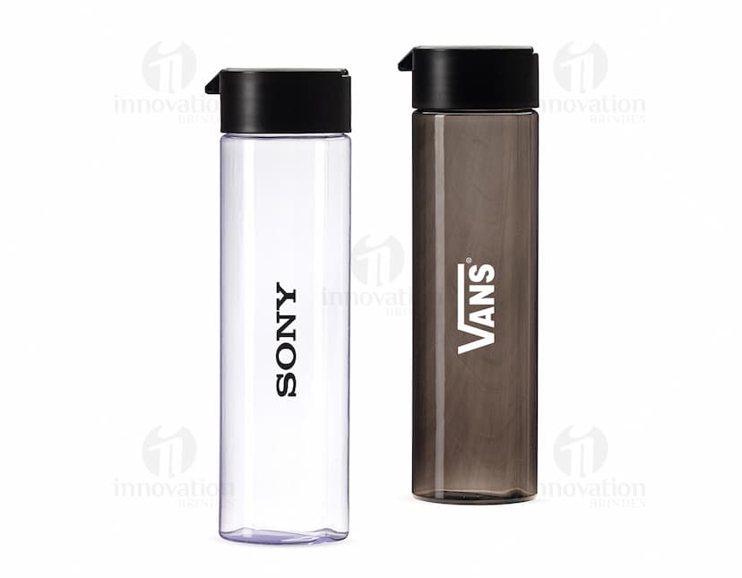 Garrafa Plástica 700ml transparente com tampa branca e detalhes em preto.