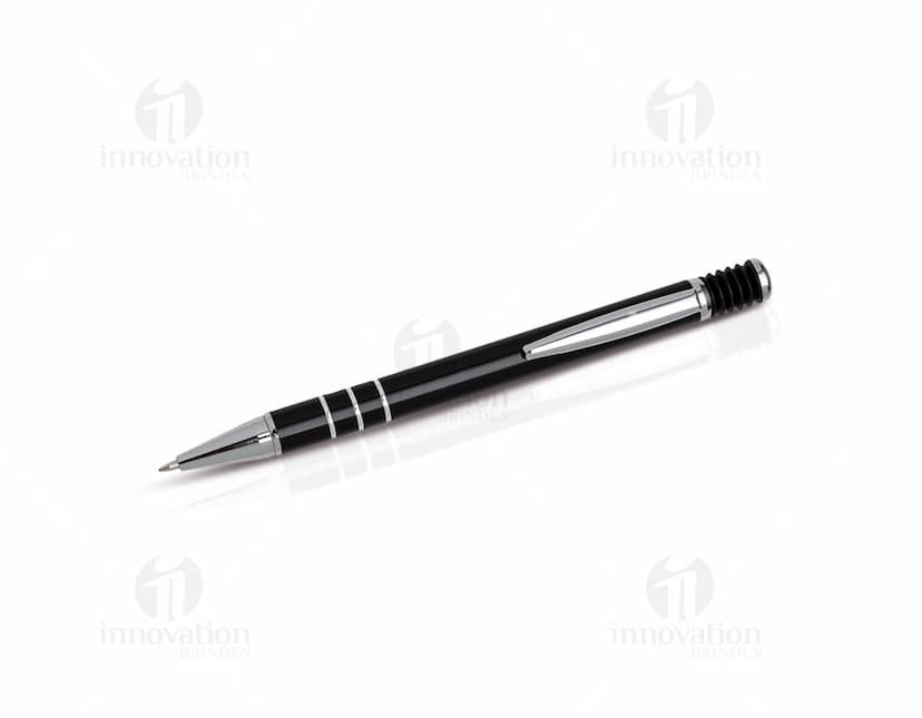 Caneta metal prateada com detalhes em dourado sobre fundo branco.