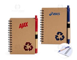 Caderno Ecológico com Caneta em fundo branco.