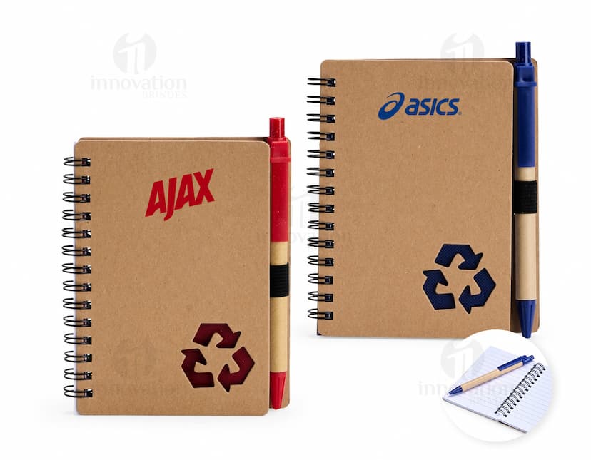 Caderno Ecológico com Caneta em fundo branco.