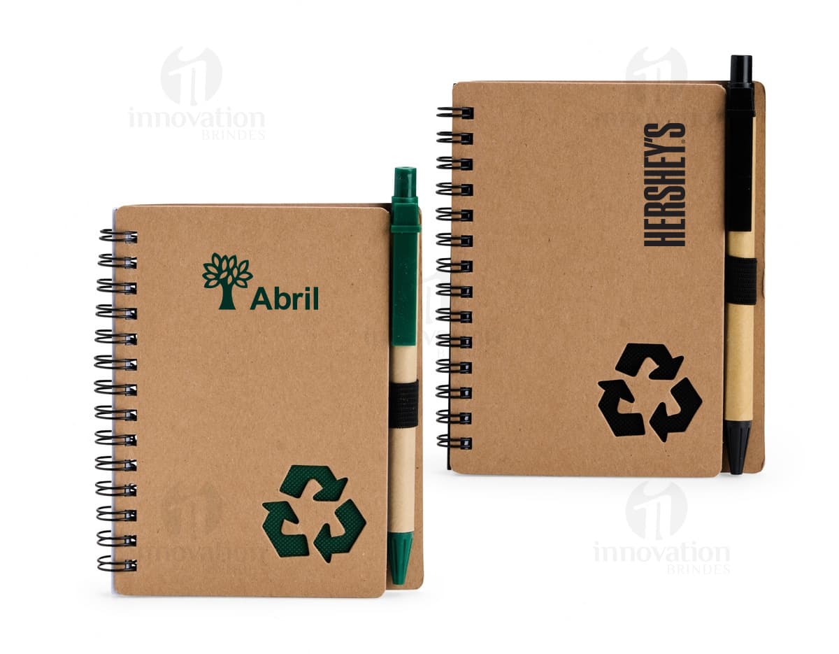 Caderno Ecológico com Caneta em fundo branco.