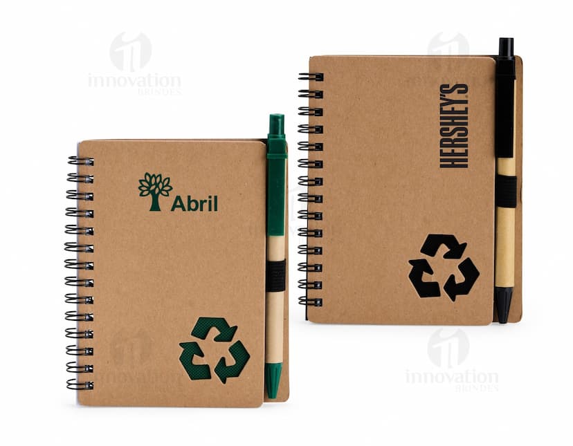 Caderno Ecológico com Caneta em fundo branco.