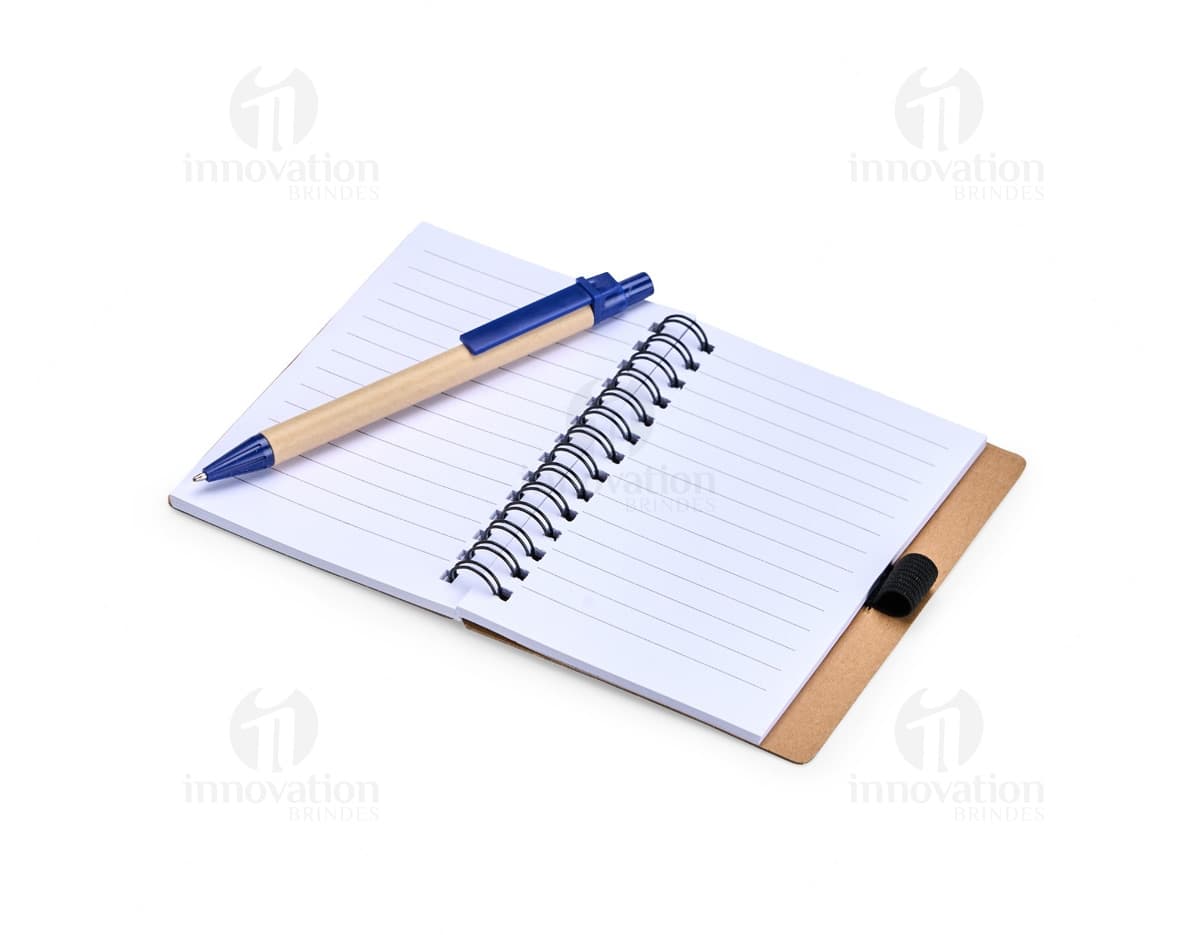 Caderno Ecológico com Caneta em fundo branco.