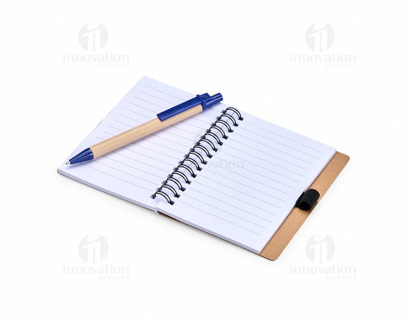 Caderno Ecológico com Caneta em fundo branco.