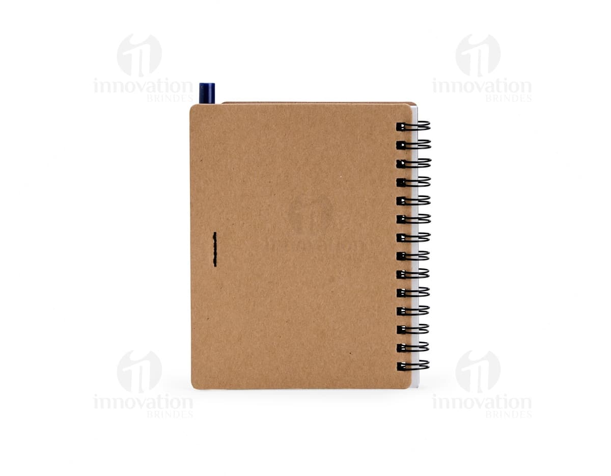 Caderno Ecológico com Caneta em fundo branco.