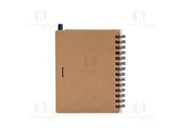 Caderno Ecológico com Caneta em fundo branco.