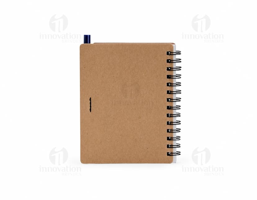 Caderno Ecológico com Caneta em fundo branco.
