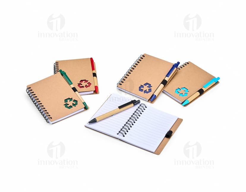 Caderno Ecológico com Caneta em fundo branco.