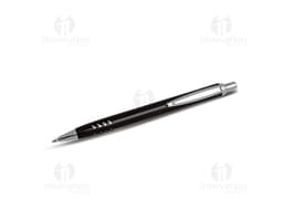 Caneta metal prateada com detalhes em preto sobre fundo branco.