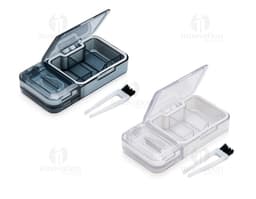 Porta comprimidos plástico em formato retangular, dividido em compartimentos para armazenar medicamentos. O produto é