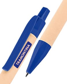  Caneta ecológica de papel com tampa e clip em metal, na cor azul com detalhes em verde. Ao fundo, folhas verdes e uma xícara de café.