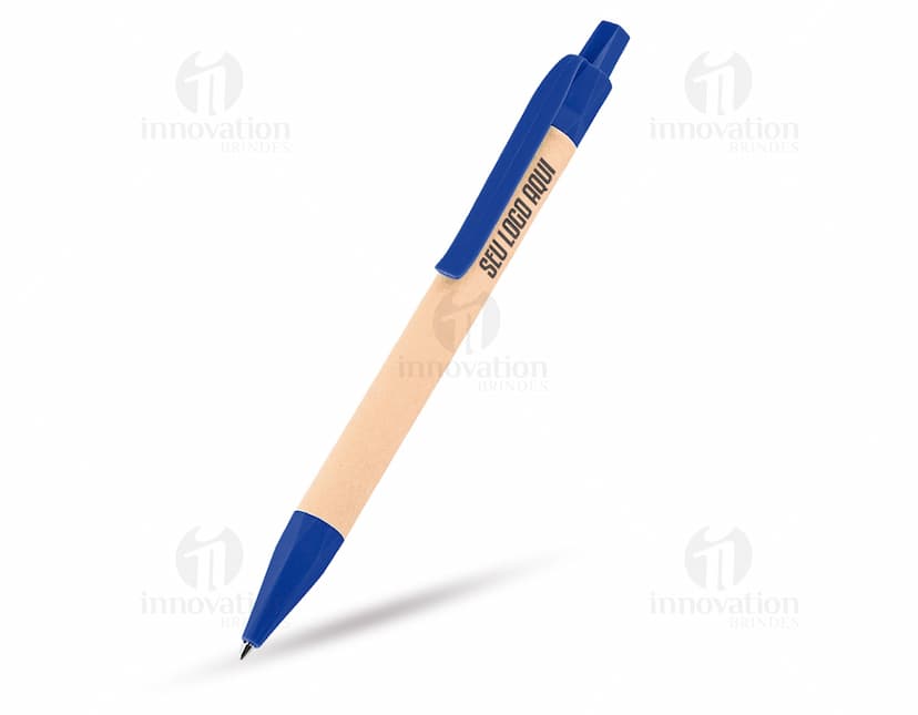  Caneta ecológica de papel com tampa e clip em metal, na cor azul com detalhes em verde. Ao fundo, folhas verdes e uma xícara de café.