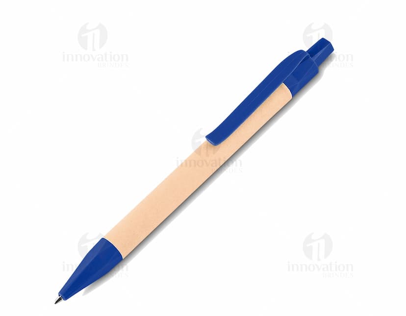  Caneta ecológica de papel com tampa e clip em metal, na cor azul com detalhes em verde. Ao fundo, folhas verdes e uma xícara de café.