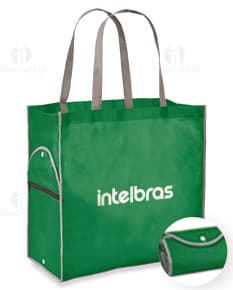 Sacola dobrável em non-woven nas cores verde e branca com alças e logo estampado.