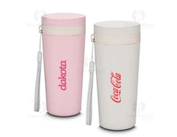 Vaso de plástico transparente con tapa y sorbete.