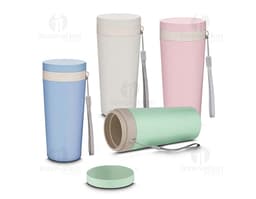 Vaso de plástico transparente con tapa y sorbete.