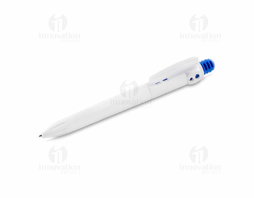 Caneta plástica esferográfica retrátil azul sobre fundo branco.
