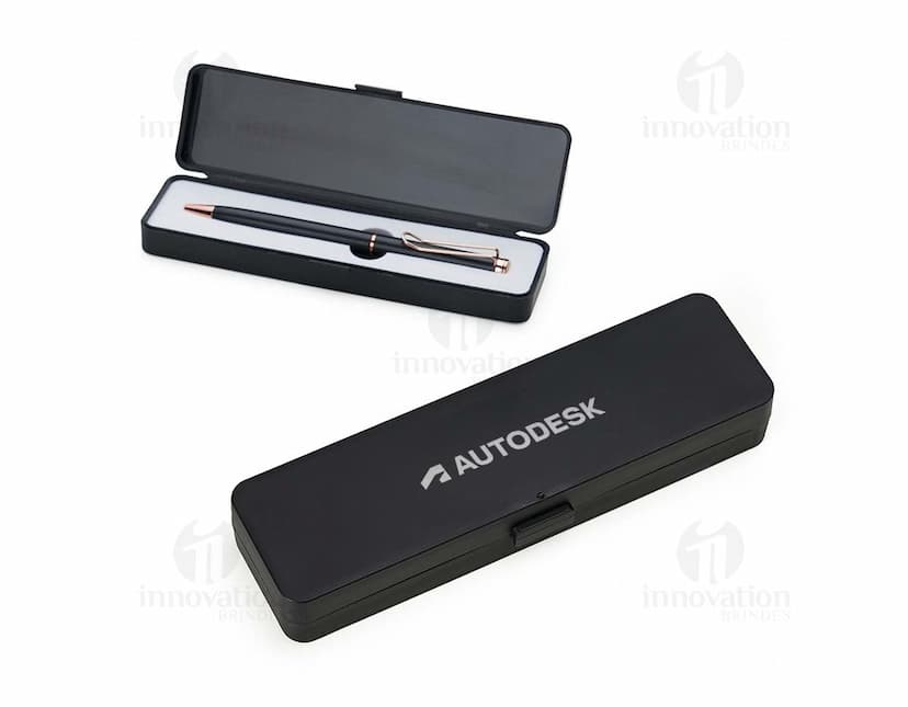 Caneta de metal com estojo plástico em fundo branco.