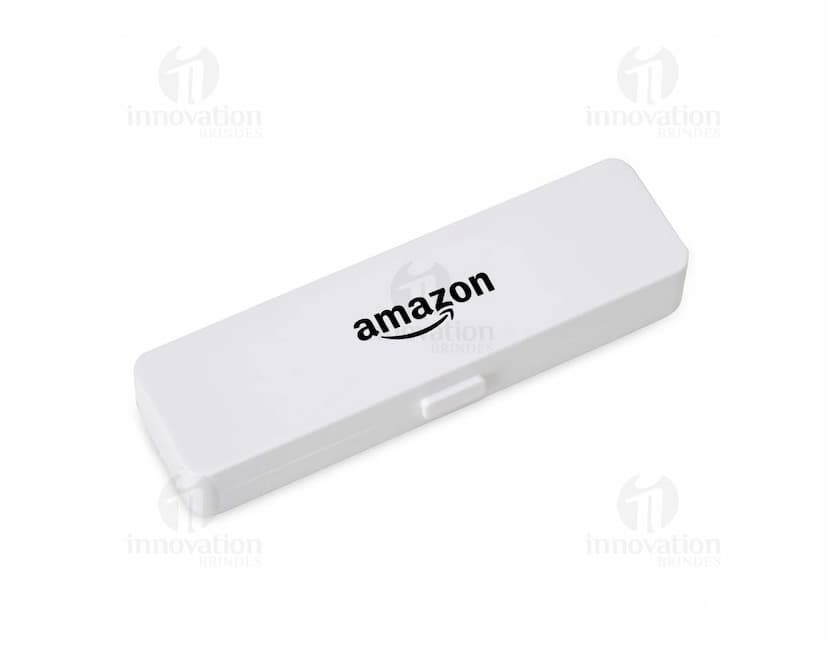 Caneta de metal com estojo plástico em fundo branco.