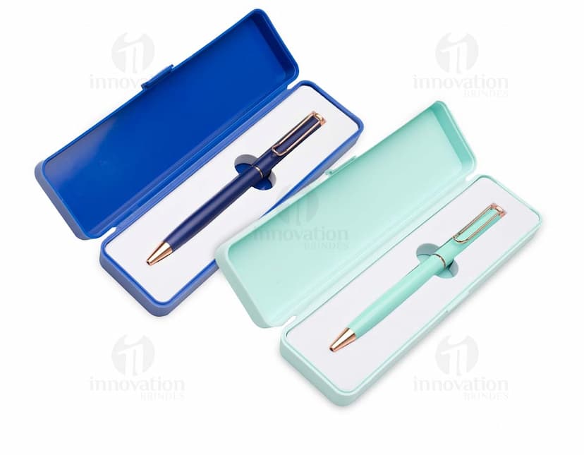 Caneta de metal com estojo plástico em fundo branco.