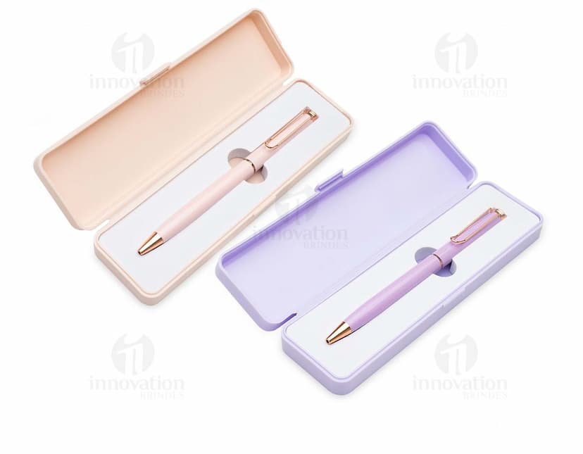 Caneta de metal com estojo plástico em fundo branco.