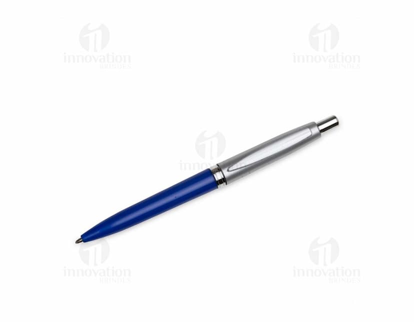 Caneta plástica azul com tampa transparente ao lado de um caderno em uma mesa de madeira.