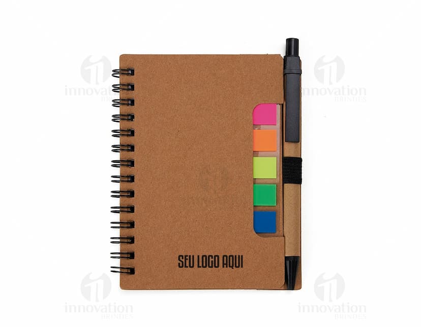 Bloco de anotações ecológico com capa de papel kraft, folhas em branco e elástico para fechar.
