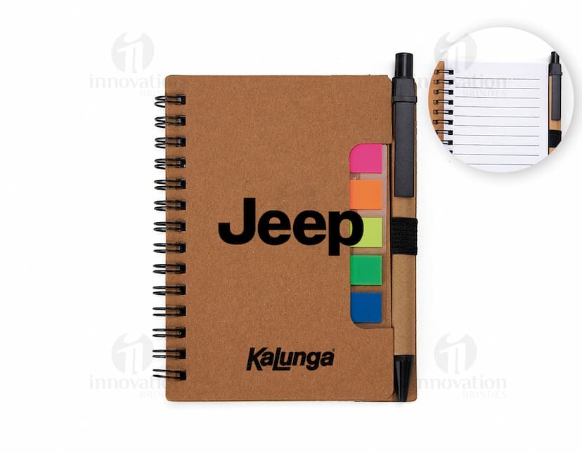 Bloco de anotações ecológico com capa de papel kraft, folhas em branco e elástico para fechar.