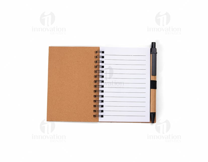 Bloco de anotações ecológico com capa de papel kraft, folhas em branco e elástico para fechar.