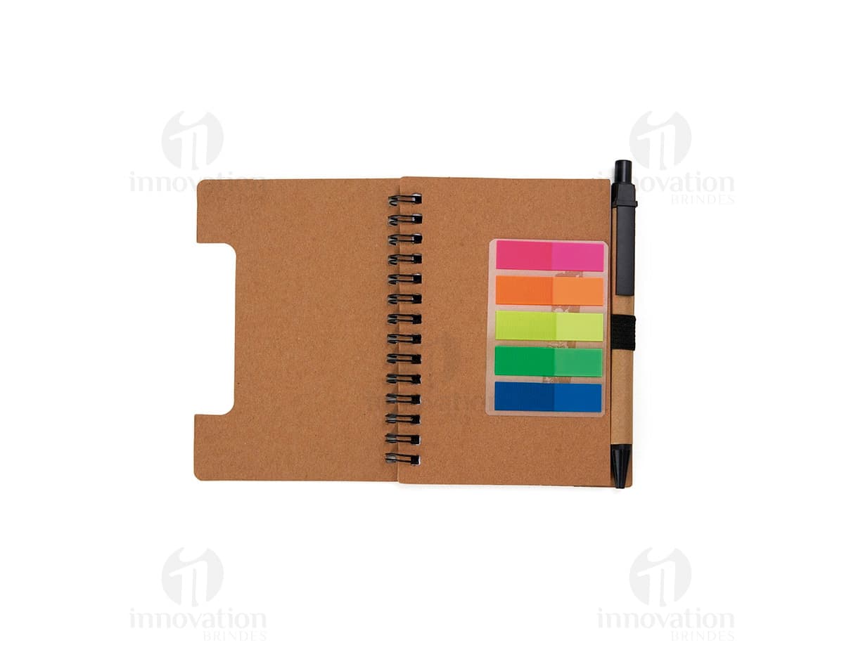 Bloco de anotações ecológico com capa de papel kraft, folhas em branco e elástico para fechar.