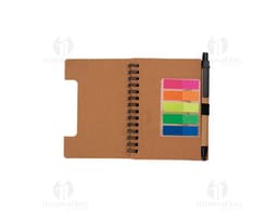 Bloco de anotações ecológico com capa de papel kraft, folhas em branco e elástico para fechar.