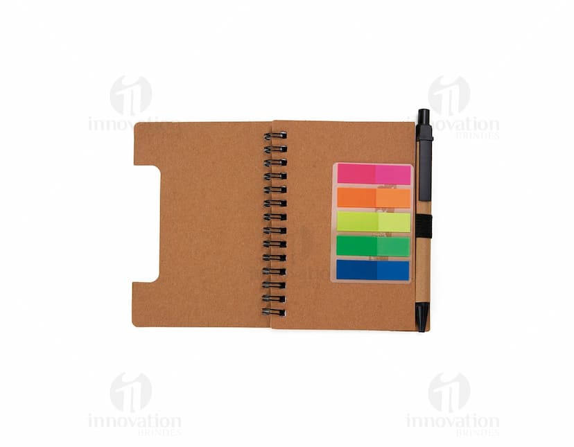 Bloco de anotações ecológico com capa de papel kraft, folhas em branco e elástico para fechar.