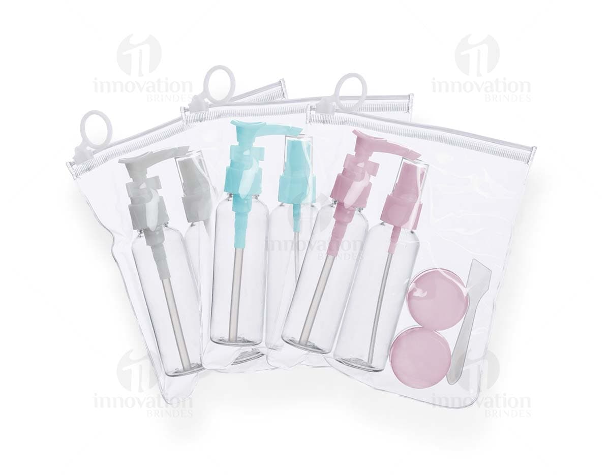 Kit Viagem 5 Peças contendo nécessaire, porta-passaporte, etiqueta de bagagem, máscara de dormir e travesseiro inflável.