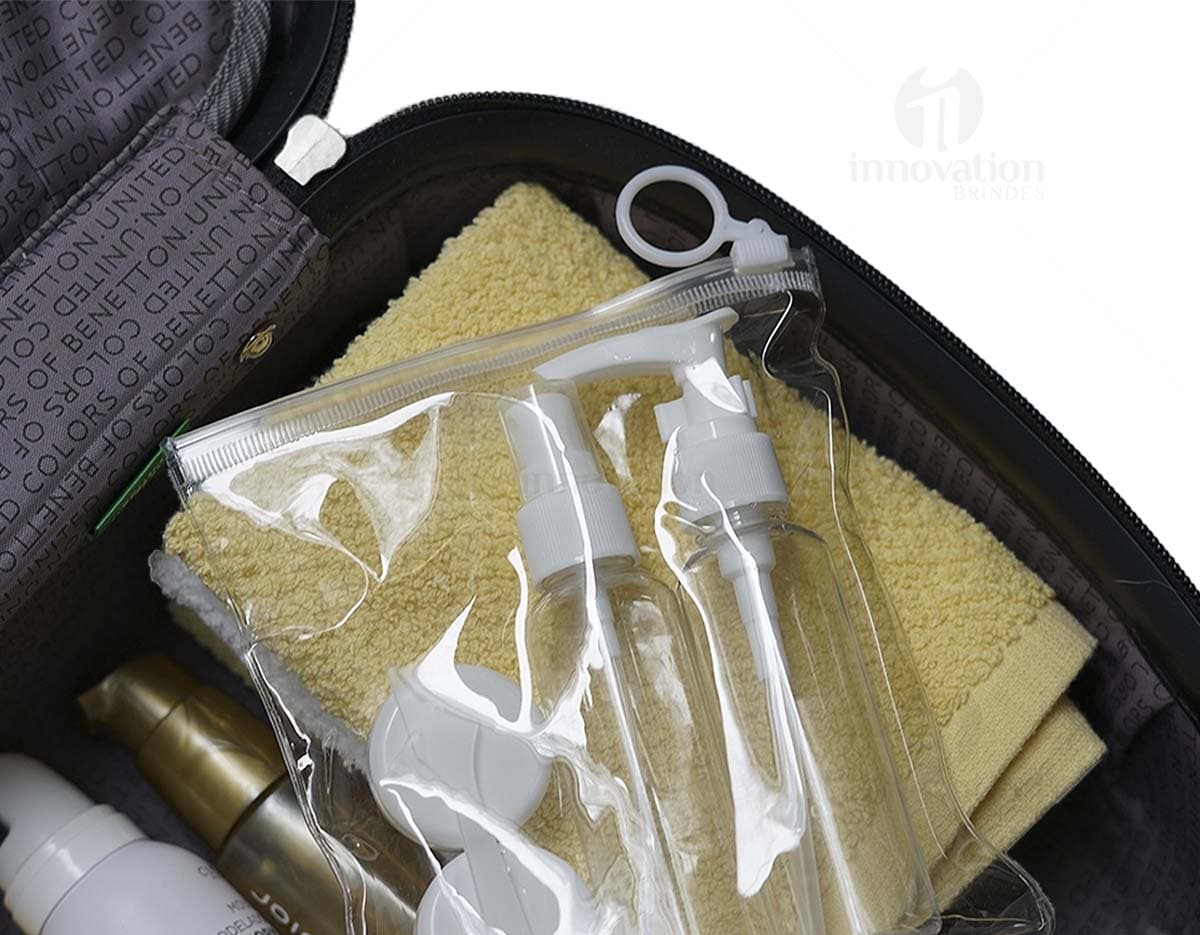 Kit Viagem 5 Peças contendo nécessaire, porta-passaporte, etiqueta de bagagem, máscara de dormir e travesseiro inflável.