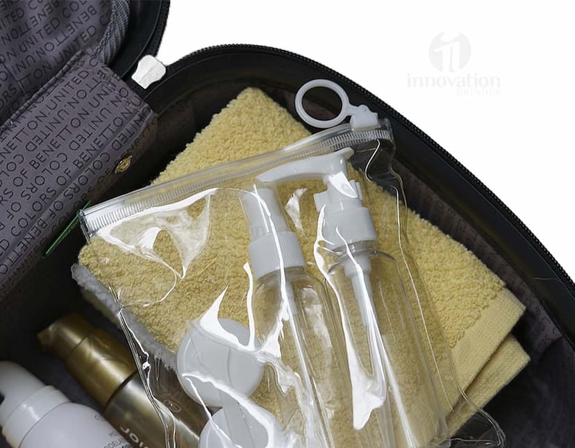 Kit Viagem 5 Peças contendo nécessaire, porta-passaporte, etiqueta de bagagem, máscara de dormir e travesseiro inflável.