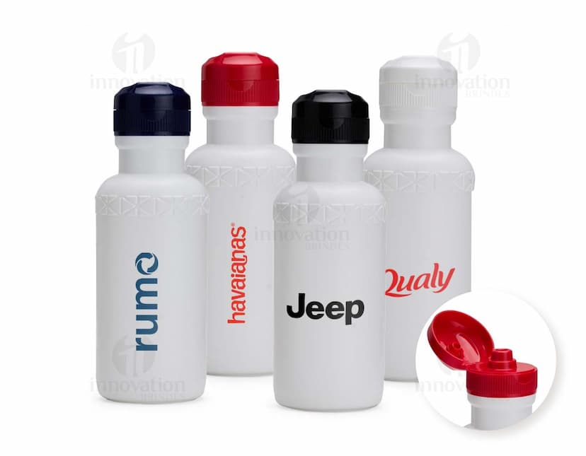 Squeeze plástico de 500ml em cor verde, com tampa rosqueável e design moderno.