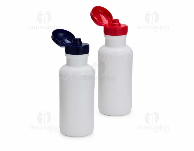 Squeeze plástico de 500ml em cor verde, com tampa rosqueável e design moderno.