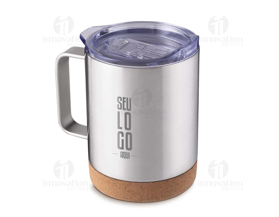 Caneca Térmica em metal prateado e vazio, com design 3D e brilhante. Ao redor, há objetos como lâmpada, garrafa, lata e