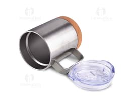 Caneca Térmica em metal prateado e vazio, com design 3D e brilhante. Ao redor, há objetos como lâmpada, garrafa, lata e