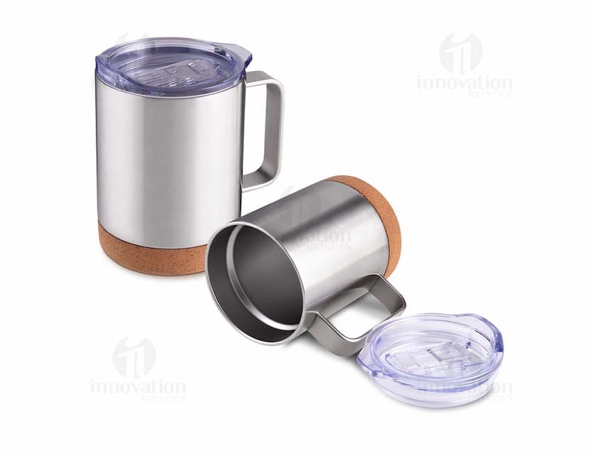 Caneca térmica branca com tampa de rosca e alça preta, ideal para manter a temperatura de bebidas quentes ou frias por mais tempo.