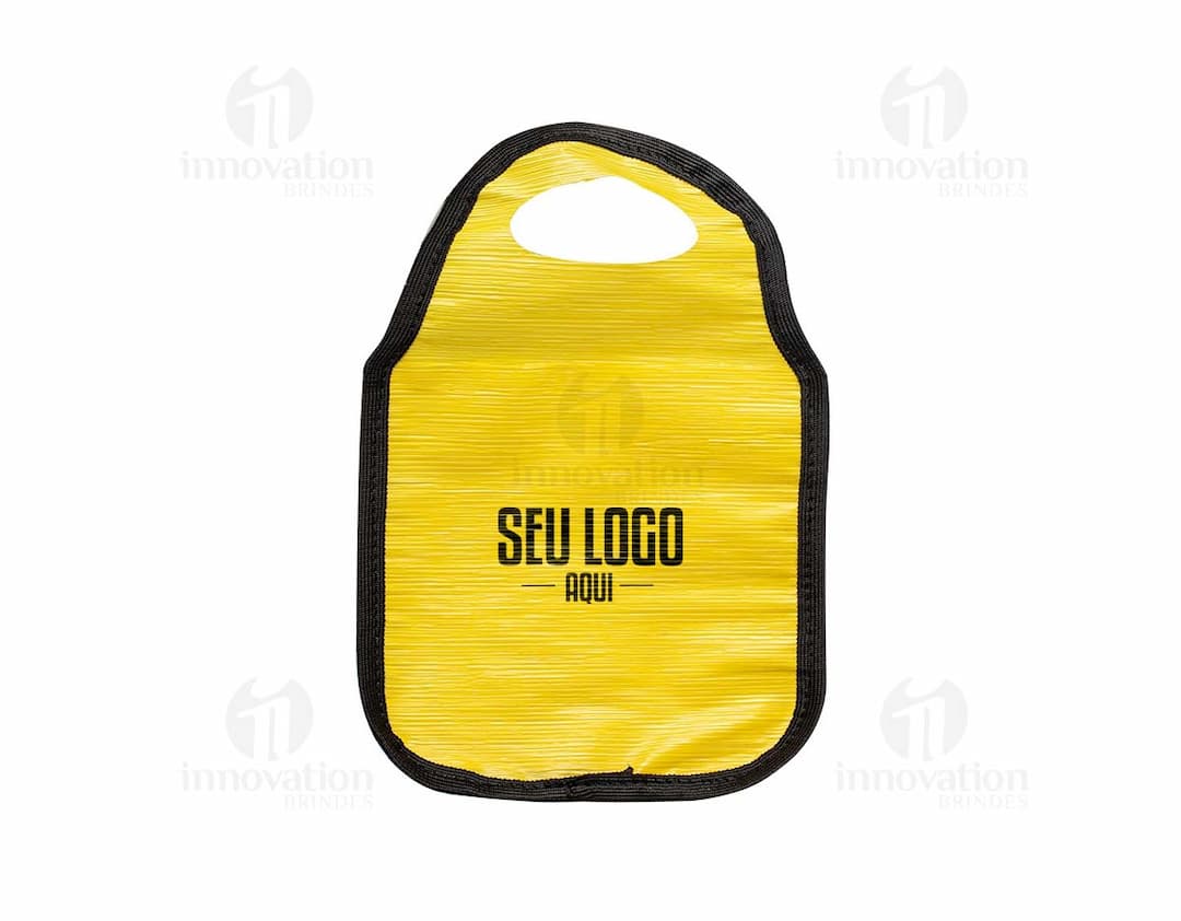 Imagem de um Lixocar de Plástico Reciclável preto e rosa, moderno e elegante. O acessório possui alça, zíper, fivela, logo da marca em couro e é ideal para carregar pequenos objetos em viagens ou no dia a dia.
