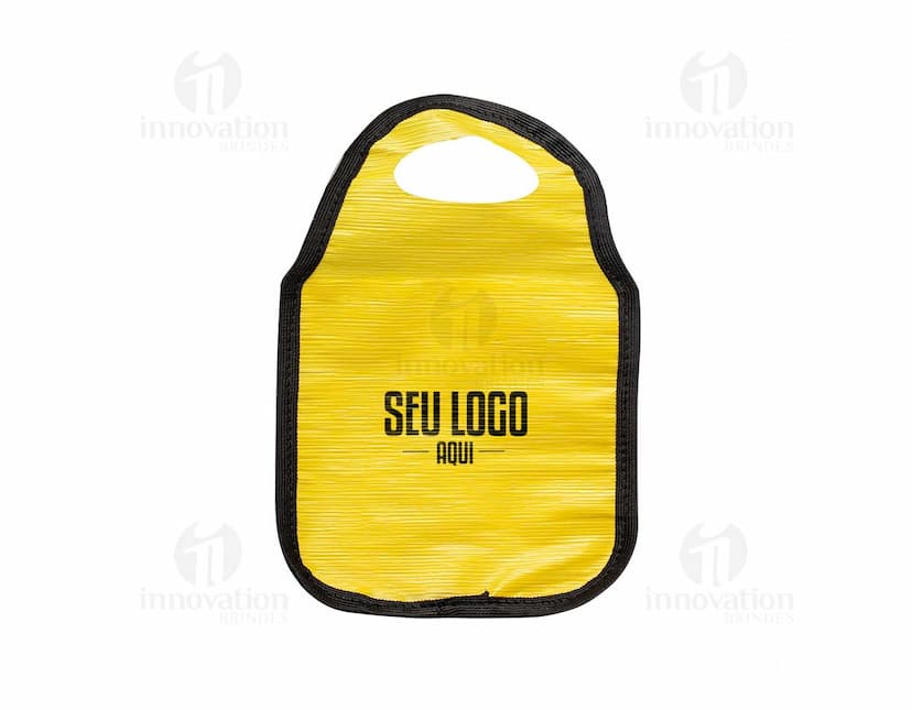 Imagem de um Lixocar de Plástico Reciclável preto e rosa, moderno e elegante. O acessório possui alça, zíper, fivela, logo da marca em couro e é ideal para carregar pequenos objetos em viagens ou no dia a dia.