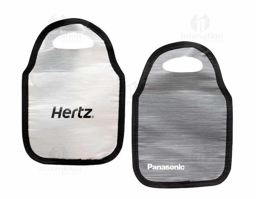 Imagem de um Lixocar de Plástico Reciclável preto e rosa, moderno e elegante. O acessório possui alça, zíper, fivela, logo da marca em couro e é ideal para carregar pequenos objetos em viagens ou no dia a dia.